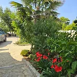 Lora Апартаменты Вир