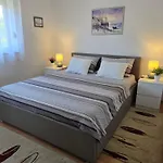 Lora Апартаменты Вир