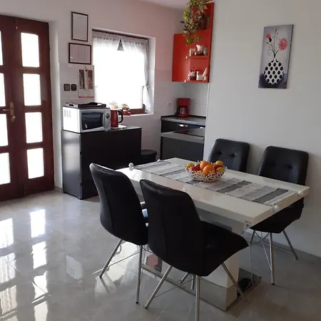 Lora Apartmán *