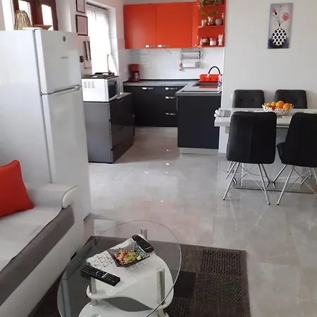 Lora Apartmán Vir