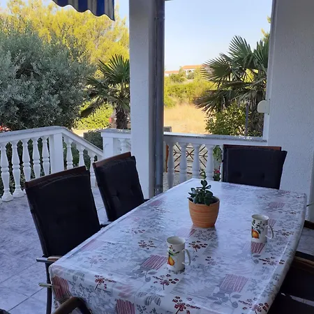 Lora Apartmán Vir