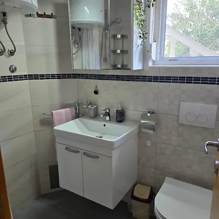 Lora Apartmán Vir