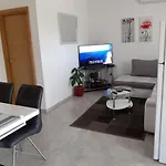Lora Apartmán *