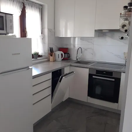 Lora Apartment Vir