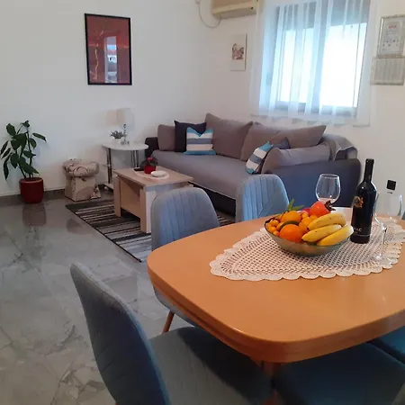 Apartment Lora Vir