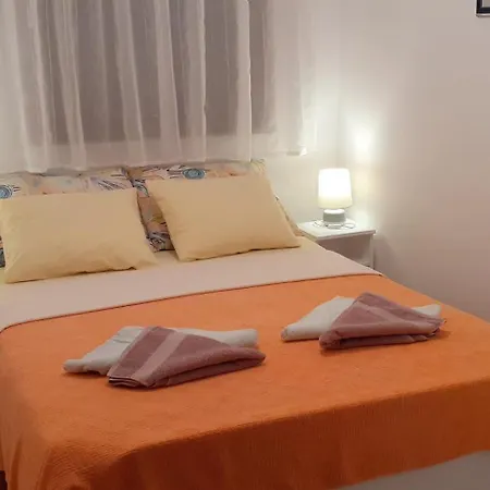 Apartment Lora Vir