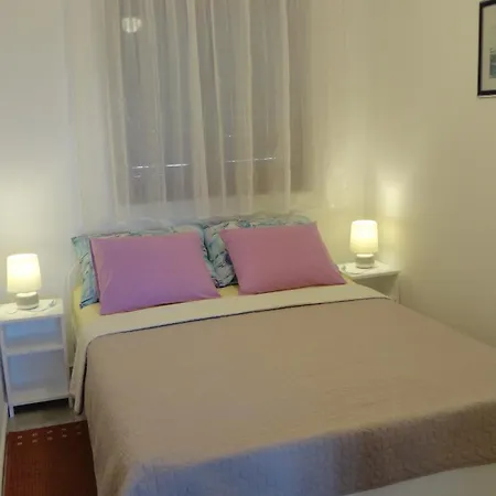 Apartment Lora Vir