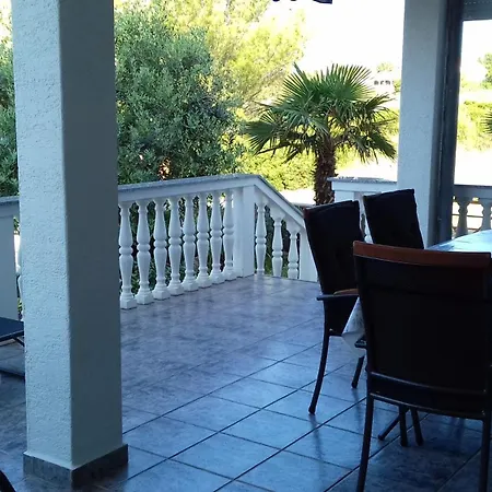 Apartment Lora Vir