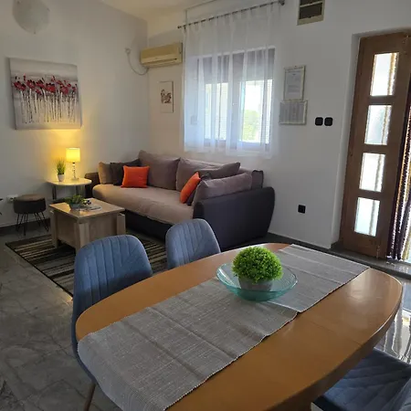 Apartman Lora *